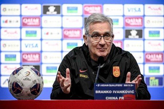 伊万笑对印尼媒体：我有10个前场球员可用 一直很乐观