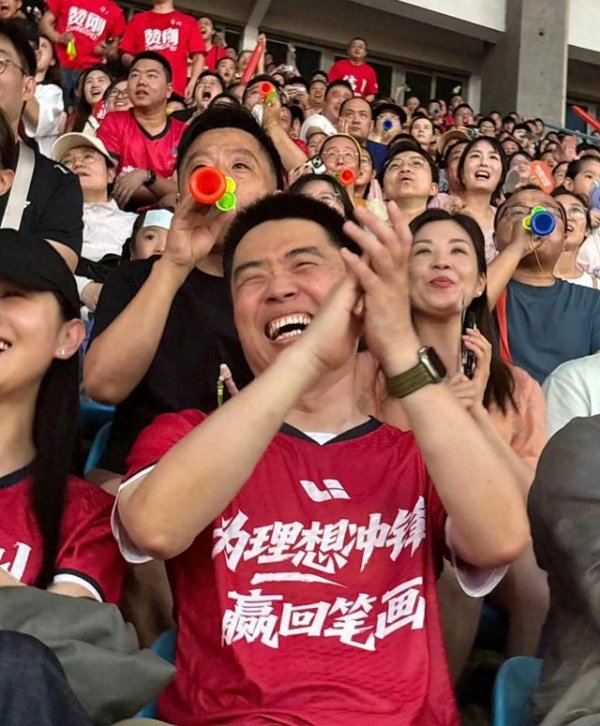 李想带妻子现身常州, 穿12号运动活动    服  去看苏超了。