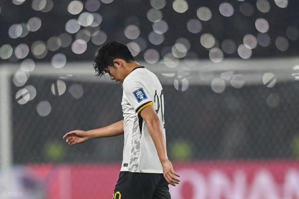 从谩骂到掌声: 足坛巨星的 &quot;错题本&quot; 里 藏着中国足球守护新星的答案