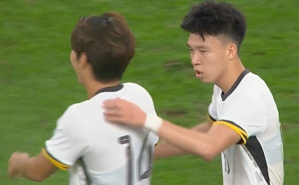 古代足球    报：王钰栋是U22国足胜负手，跑位和传送球  完全跨越  同年龄球员