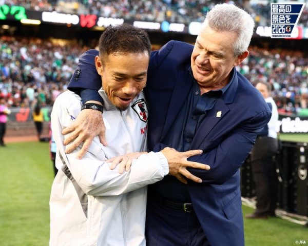 日本队官方晒阿吉雷和长友佑都相拥照,10年前两人曾在日本队共事 日本队官方晒阿吉雷和长友佑都相拥照,10年前两人曾在日本队共事