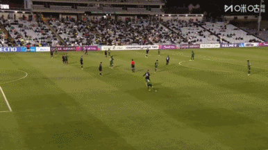 没把握住!李磊前插获良机,随后打门太正被守门员没收 没把握住!李磊前插获良机,随后打门太正被守门员没收