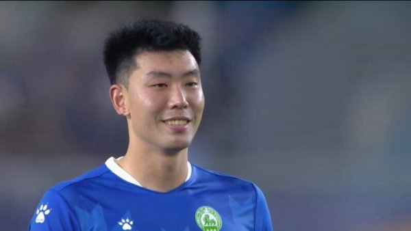 差点成罪人!海牛10号冯伯元踢苏超,补时送点被绝平罚球决胜 丢点 差点成罪人!海牛10号冯伯元踢苏超,补时送点被绝平罚球决胜 丢点