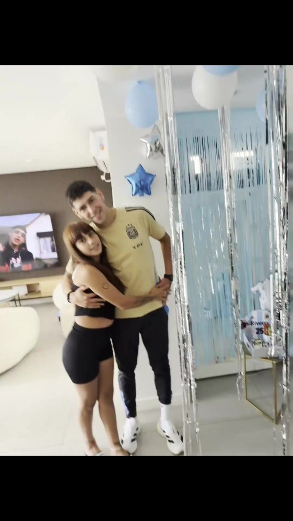 从卖饼干→阿根廷国脚！21岁里维罗完成国家队首秀，家人为其庆祝