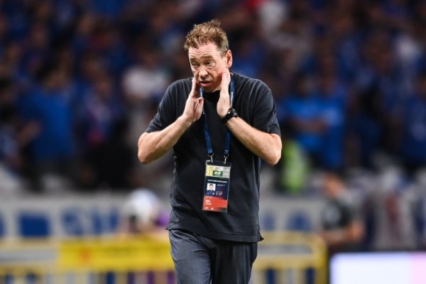 跟队记者谈路易斯伤缺:斯卢茨基不妨变阵,采用曾使用过的4321 跟队记者谈路易斯伤缺:斯卢茨基不妨变阵,采用曾使用过的4321