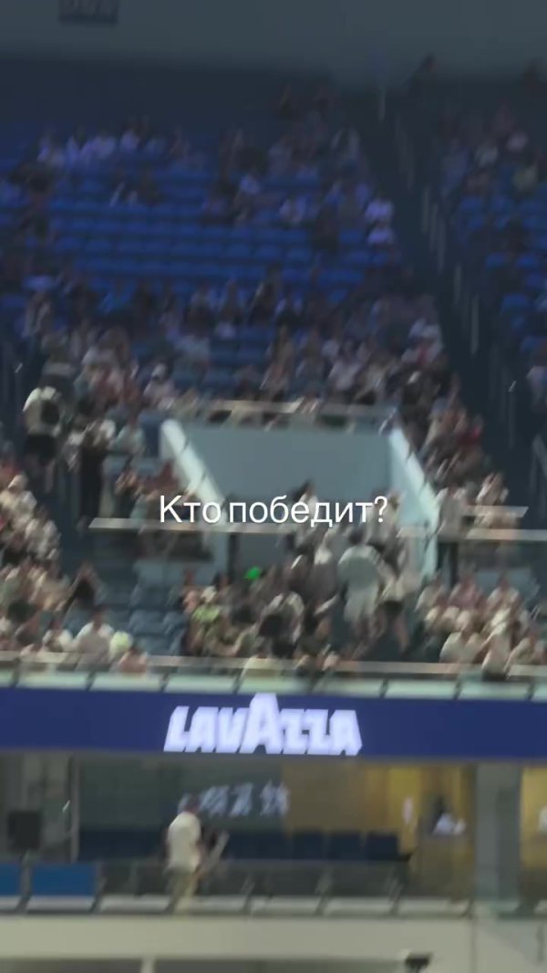 偷闲，申花主帅斯卢茨基现场观战德约科维奇赛事