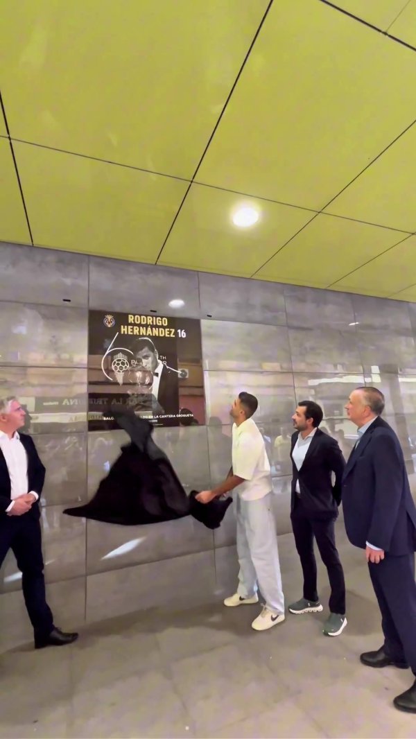 青训的骄傲!比利亚雷亚尔为金球先生罗德里举行画像揭幕仪式 青训的骄傲!比利亚雷亚尔为金球先生罗德里举行画像揭幕仪式