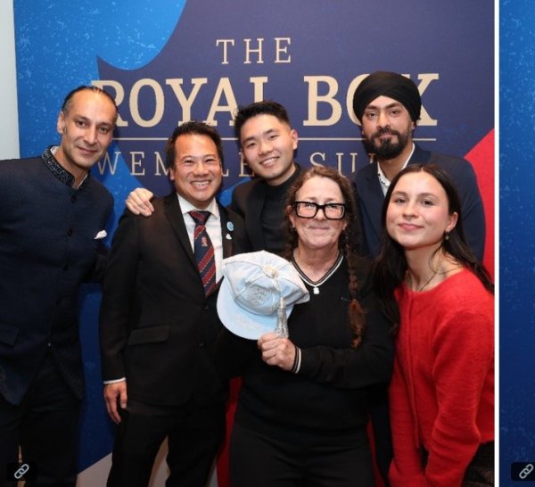 纪念国家队历史首位亚裔国脚,英足总向弗兰克-苏家人授予荣誉帽 纪念国家队历史首位亚裔国脚,英足总向弗兰克-苏家人授予荣誉帽