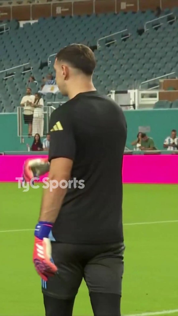 友爱，大马丁按约定将自己的练习  服赠送给家乡球队的球迷