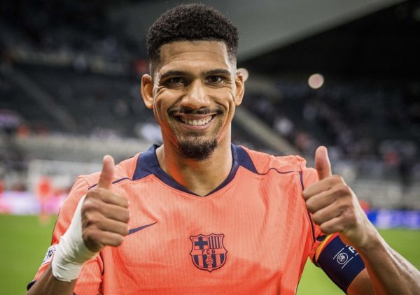 全场10解围! 阿劳霍: 为获胜 拼到抽筋, 但巴萨能赢球最重要 全场10解围! 阿劳霍: 为获胜 拼到抽筋, 但巴萨能赢球最重要