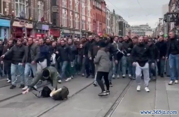 本队球迷袭击摄影师,沙尔克04官方:对此强烈谴责并完全不可原谅 本队球迷袭击摄影师,沙尔克04官方:对此强烈谴责并完全不可原谅