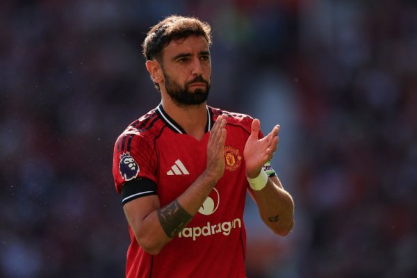 太阳报:B费在休息时间来到训练基地,到场边观看替补球员训练 太阳报:B费在休息时间来到训练基地,到场边观看替补球员训练