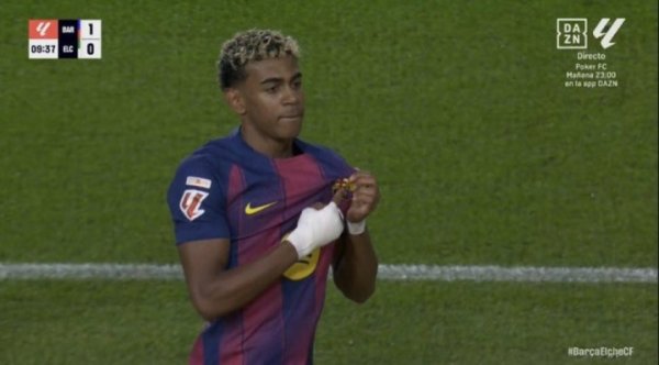 改变来了?亚马尔一改此前“加冕”方式,进球后亮队徽和队友庆祝 改变来了?亚马尔一改此前“加冕”方式,进球后亮队徽和队友庆祝