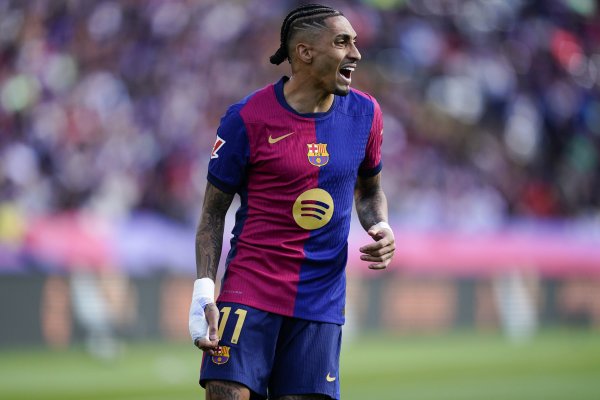 每体:拉菲尼亚现身诺坎普运动活动 场 施工现场,与家人朋友一起参观 每体:拉菲尼亚现身诺坎普运动活动 场 施工现场,与家人朋友一起参观