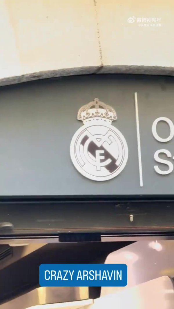 阿尔沙文被拍到穿着印有自己名字的巴萨运动活动    服  去逛皇马官方商店