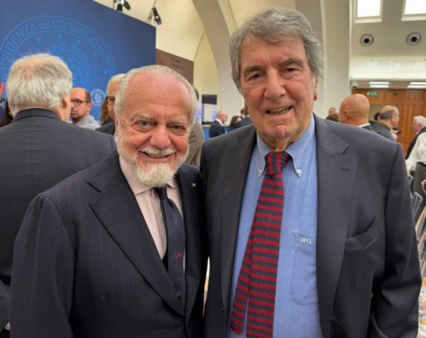 为迪诺-佐夫颁奖!德佬晒合照:我不会忘记你曾效力那不勒斯5年 为迪诺-佐夫颁奖!德佬晒合照:我不会忘记你曾效力那不勒斯5年