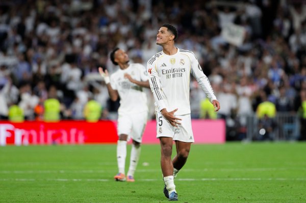 阿斯:贝林厄姆被绊倒的点球未判,巴列卡诺主场尺寸存在违规情况 阿斯:贝林厄姆被绊倒的点球未判,巴列卡诺主场尺寸存在违规情况