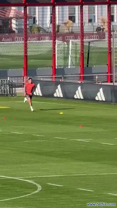 朝着复出迈进!穆西亚拉今日继续在拜仁基地单独练习 朝着复出迈进!穆西亚拉今日继续在拜仁基地单独练习