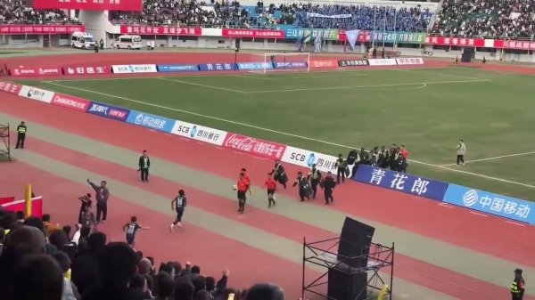 川超暴力事件!9人凉山3-3遭乐山绝平,赛后凉山球员飞踹裁判😬 川超暴力事件!9人凉山3-3遭乐山绝平,赛后凉山球员飞踹裁判😬